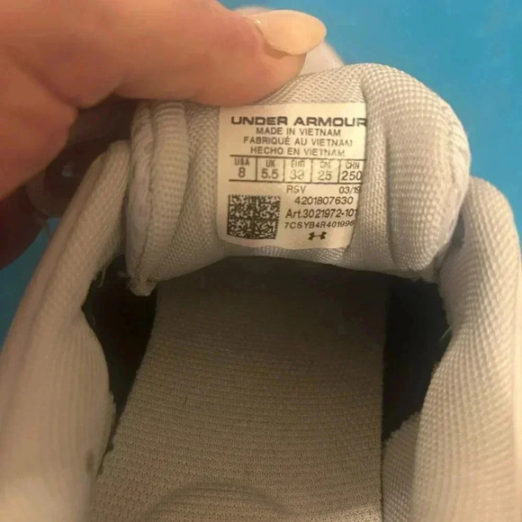 Like new under armour charger tennis shoes size 8. - Picture 3 of 6